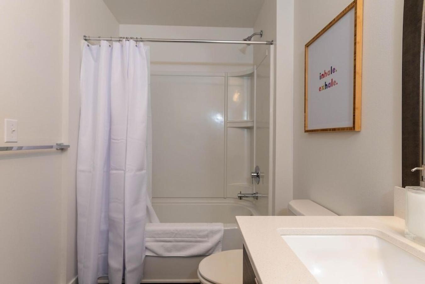 Self Check-In-Washer-Dryer-4Ksmart Tv-King Bed-Gym Tacoma Exteriör bild