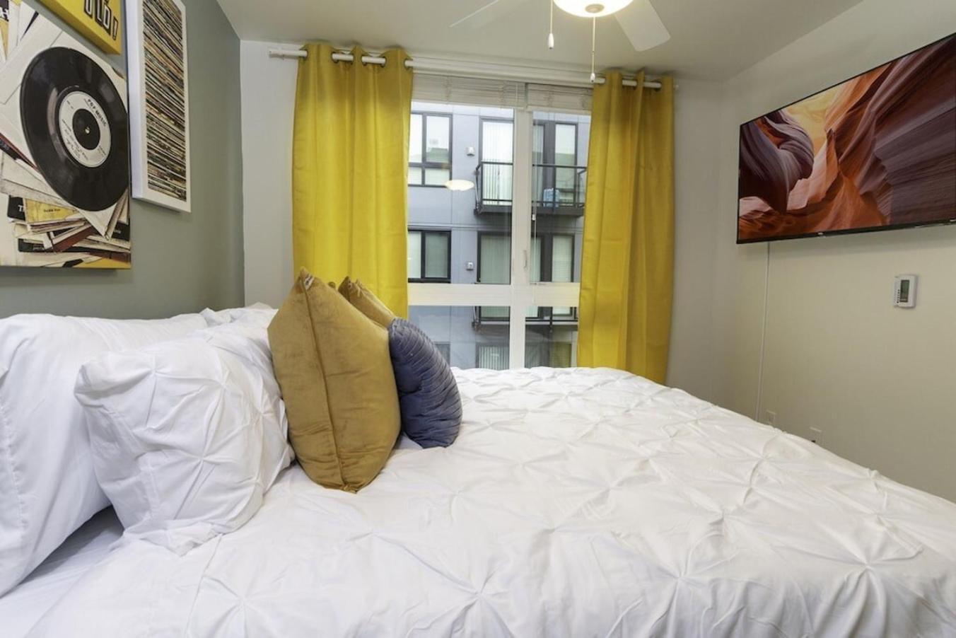 Self Check-In-Washer-Dryer-4Ksmart Tv-King Bed-Gym Tacoma Exteriör bild